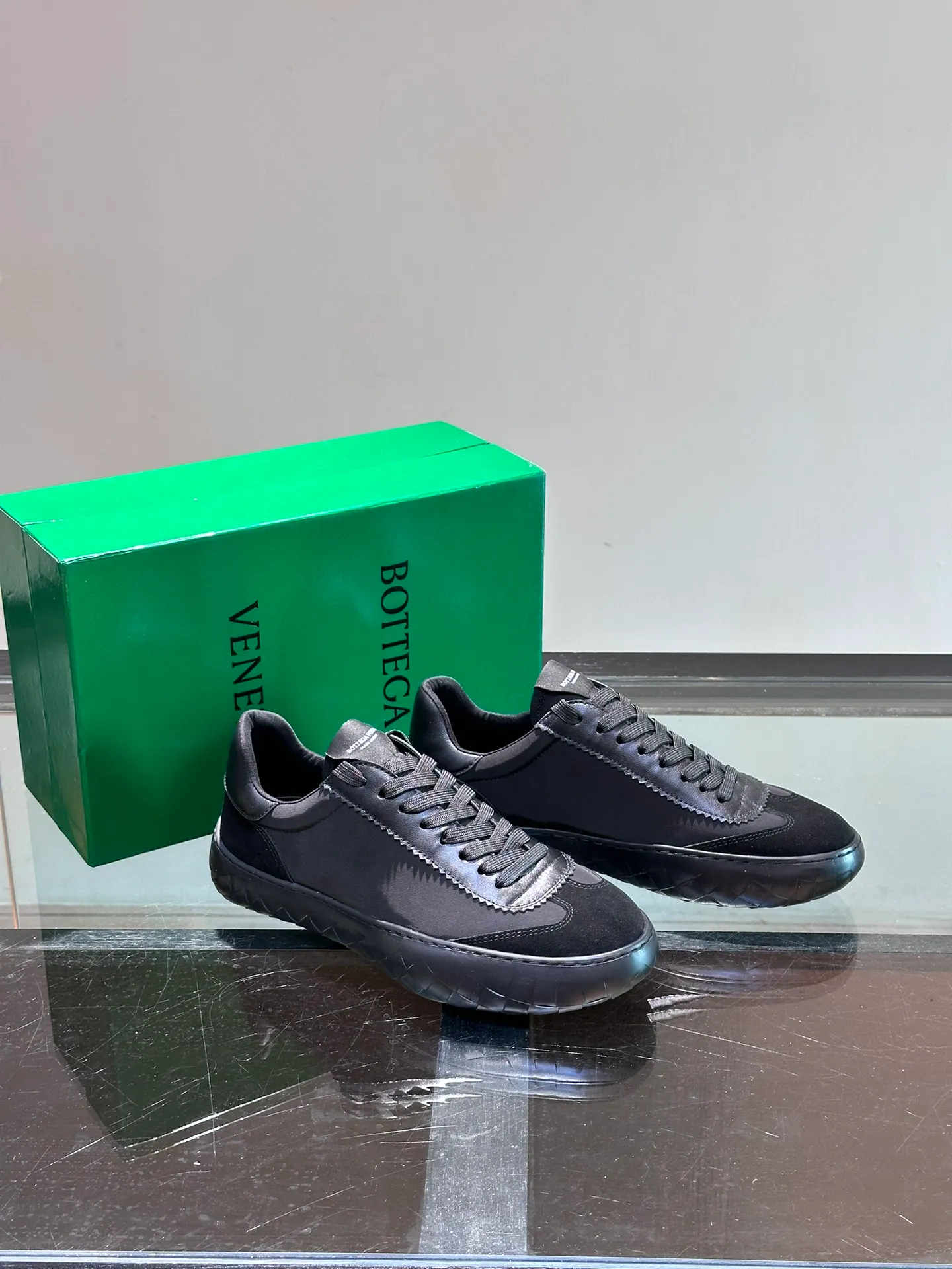 Men's shoes 💰p420 "BV" Bottega Veneta 🆕 New men's moral training sneakers, made of Sneaker technology nylon and suede, inspired by retro basketball shoes, a new interpretation of classic sneakers, light, comfortable and breathable summer essentials, the soles are made of classic woven texture, super recognizable, nylon suede splicing, full of texture! Size: 38-44 (45 customized)